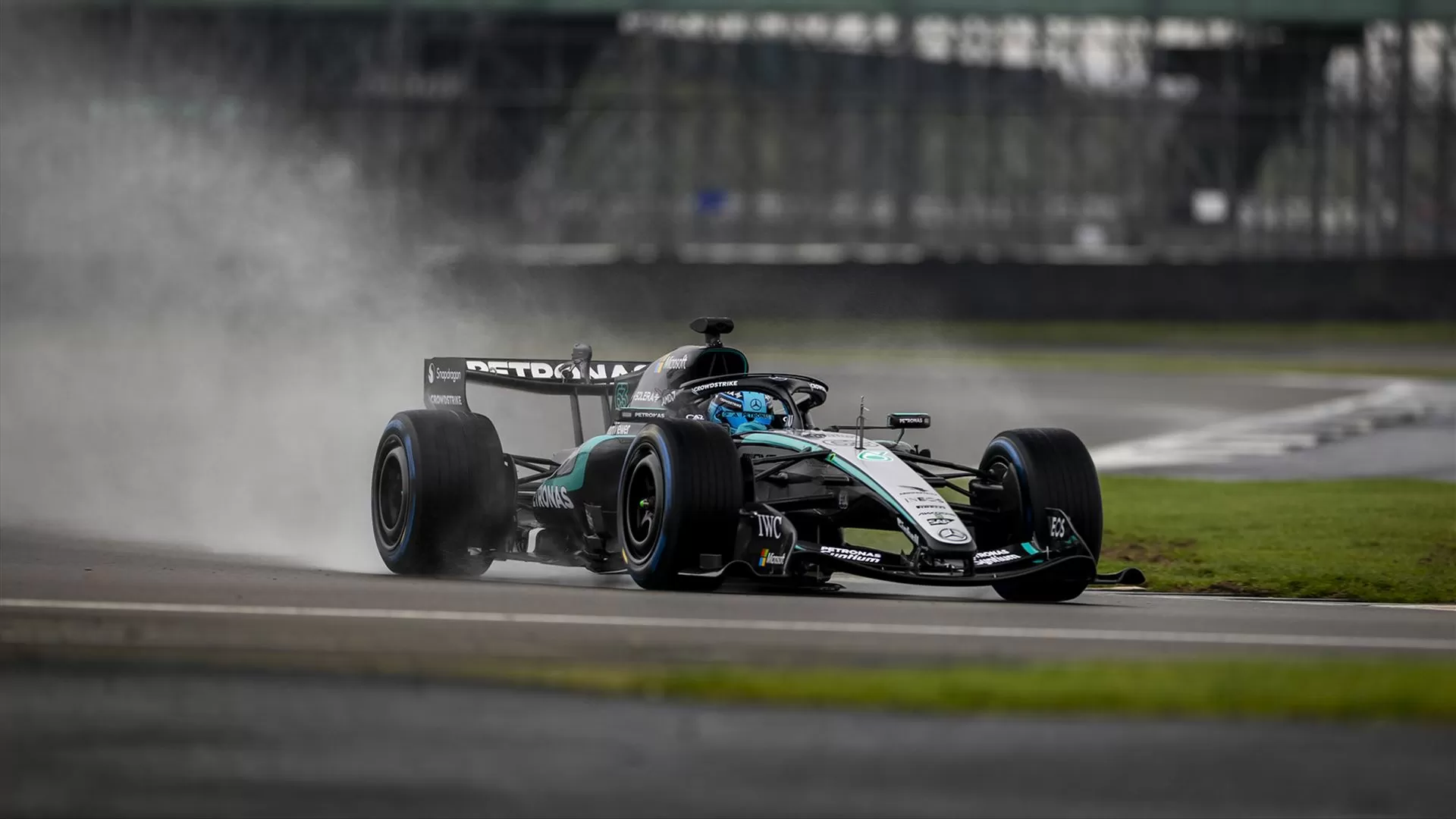 F1: Mercedes apresenta um novo carro e leva outro diferente (com um buraco misterioso) para a pista
