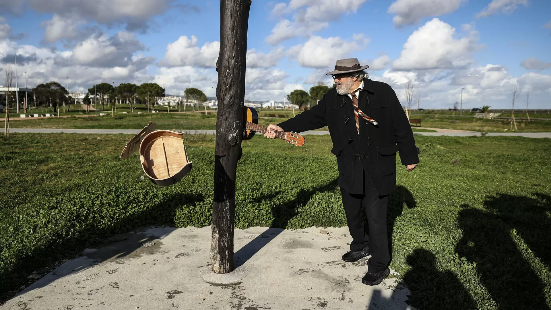 Manuel João Vieira inaugura Monumento à Floresta com uma guitarra: "Não tinha espumante"