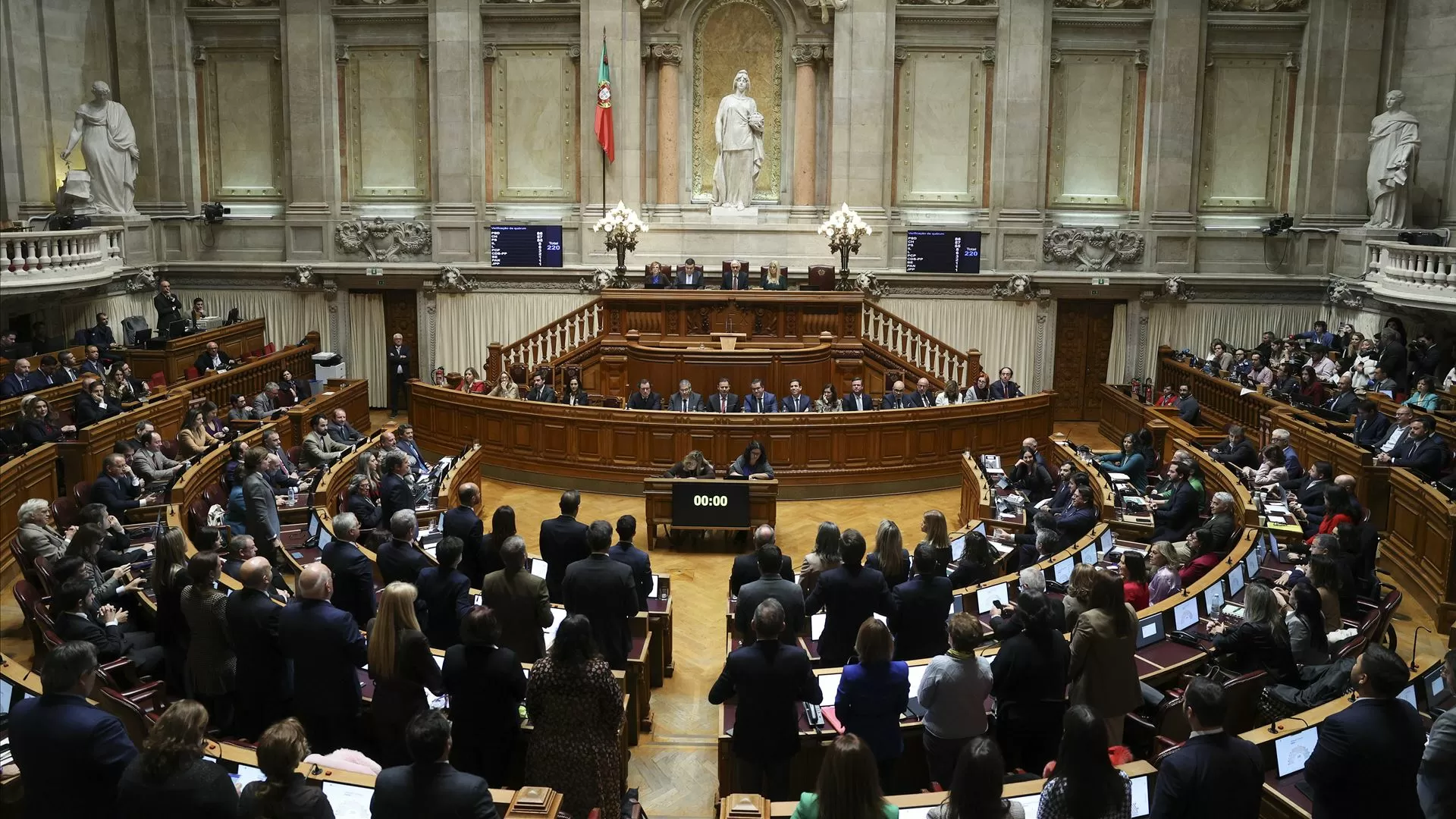 PSD acusa oposição de ser irresponsável no lay-off: "Querem governar a partir da Assembleia da República"