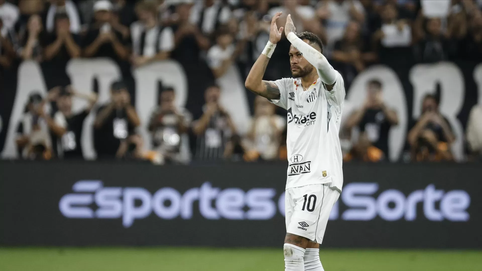 Neymar comemora “à Vinícius”