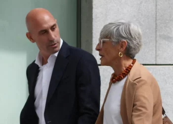 Em TV, Rubiales nega beijo forçado em jogadora espanhola: “um selinho”