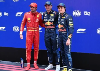 Verstappen vence no Japão e dispara na liderança da F1