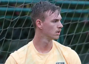 Goleiro do São Paulo é internado após levar bolada em treino
