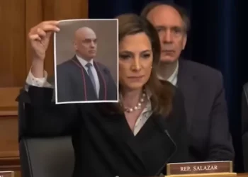 Deputada americana, María Elvira Salazar,  se deu ao trabalho de levar uma foto do Ministro Alexandre de Moraes no parlamento.