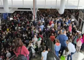 Falha eletrônica provoca caos nos principais aeroportos do Reino Unido