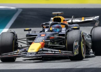 Verstappen ganha mas desta vez teve de transpirar
