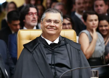 Dino suspende lei do AM que proíbe linguagem neutra no currículo escolar