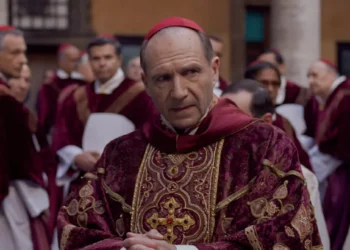 Conclave | Ralph Fiennes é cardeal durante escolha de um novo Papa no trailer; veja