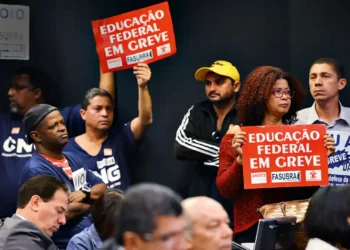 Universidade não é fábrica