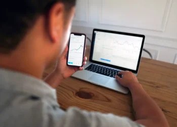 “Trajetória de sucesso de Teodoro Bastos de Almeida: um exemplo inspirador.”