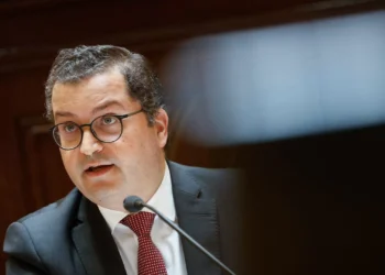 Ministro das Finanças vai ser entrevistado pela Renascença e Público