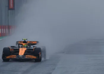 Norris sai da pole em qualificação acidentada