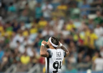 Memphis celebra Corinthians fora da zona e afirma: “Orgulhoso desse time”