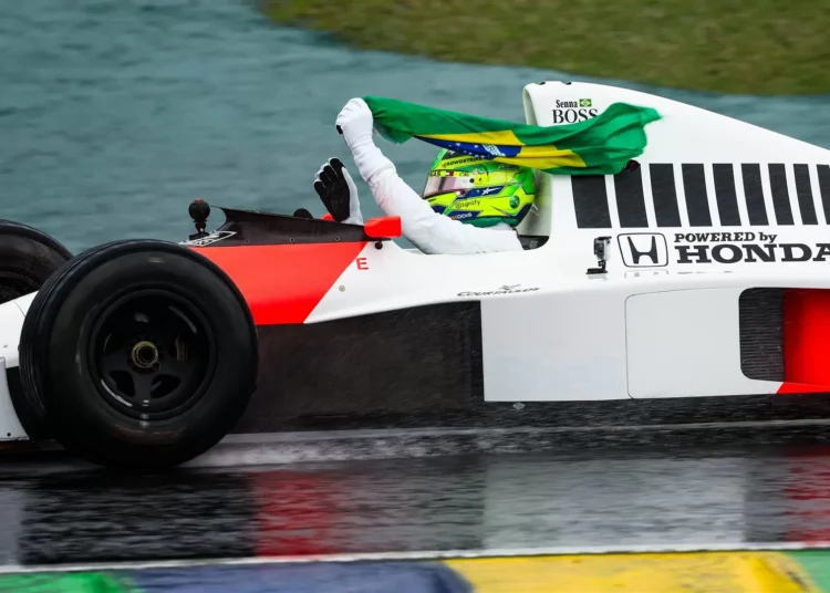 Hamilton conduz carro de Senna (e à chuva) no Brasil