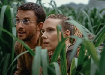 Jurassic World: Recomeço | Scarlett Johansson e Jonathan Bailey enfrentam novos dinossauros no trailer do novo filme
