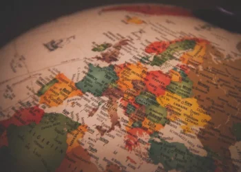 “A importância da política na sociedade atual”