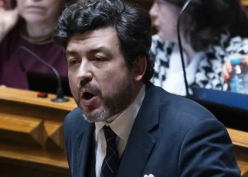 PS quer aprovar ainda nesta sessão regras para “fazer funcionar a casa”, PSD não quer contribuir para “achincalhar” Parlamento