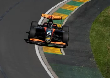 Ivan Domingues 21.º na primeira corrida do ano. Colega de equipa venceu