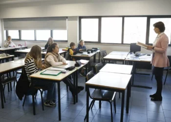 Promulgado alargamento de apoio a todos os professores deslocados