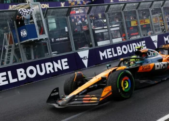 Lando Norris sobrevive à chuva e pressão e vence primeira corrida do ano