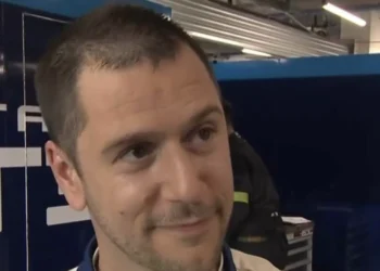 Bernardo Sousa com carro a arder durante corrida