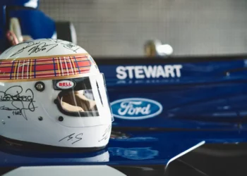 Michael Schumacher assina capacete para leilão solidário