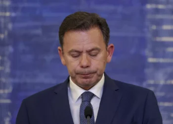 Apagão. Montenegro defende resposta “positiva”, Pedro Nuno Santos fala em “silêncio e desorientação”