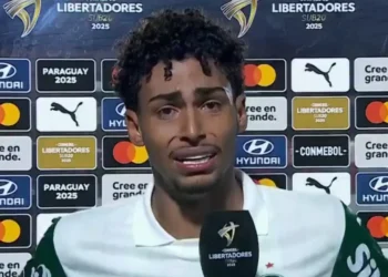 Suárez tenta morder Jordi Alba durante briga; veja