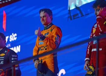 F1. Piastri controla Verstappen e vence na Arábia Saudita. É o novo líder do campeonato