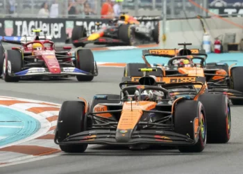 Lando Norris bafejado pela sorte da F1 no caos do “sprint” em Miami