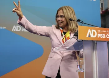 Ministra da Saúde evita falar em continuidade no cargo
