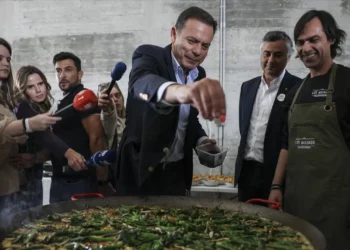 Sondagem diária mostra AD a cair em direção ao PS e indecisos a subir