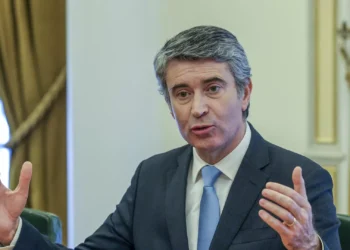 Carneiro: Responsabilidades nos casos do SNS “devem ser assumidas” pelo Governo