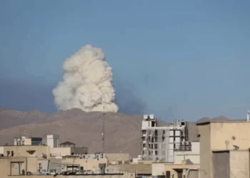 Israel ataca reator nuclear do Irã e a situação amplia a possibilidade de um grande conflito bélico. 430 pessoas foram mortas até então.