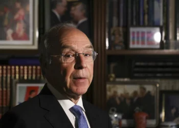 Marques Mendes quer mudança na lei que permita voto postal no estrangeiro