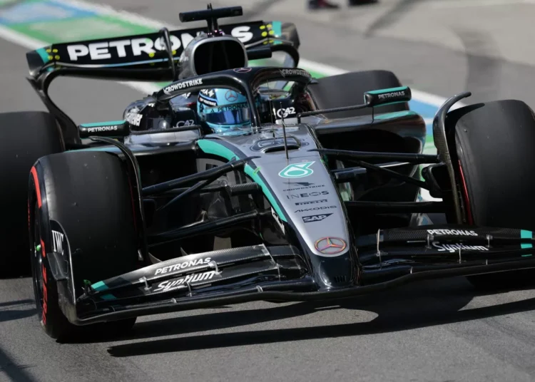 Russell ganha no Canadá numa corrida em que os dois McLaren chocaram