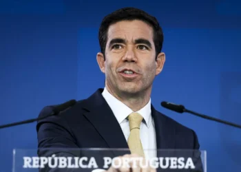 Governo afasta despedimentos e corte de vencimentos com reforma do Estado