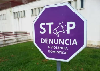 Violência doméstica. PCP quer garantir que vítimas têm prioridade a ficar em casa