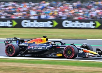 Verstappen sai na frente em Silverstone