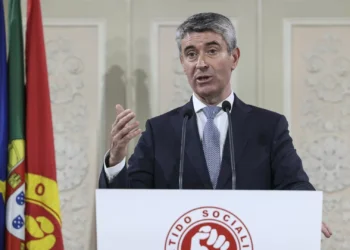 Demolição de barracas. Líder do PS pede “humanismo e sensibilidade social”