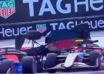 Piloto capota duas vezes, mas sai ileso