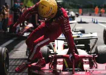 Hamilton e Ferrari voltam aos altos e baixos. Entre a adaptação e os relatórios para chegar aos títulos