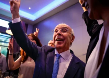 Carro de Marques Mendes abalroado, candidato escapa ileso