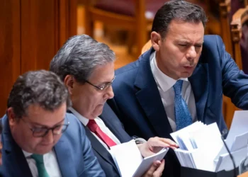 Sondagem da Intercampus coloca AD, PS e Chega em empate técnico. Direita continua a crescer