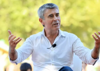 Carneiro diz ter “palavra” de Montenegro para contributos na Defesa e Saúde