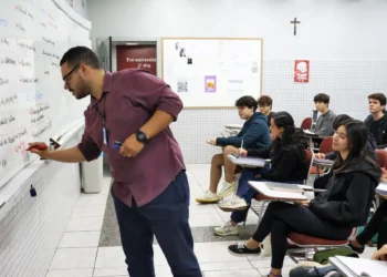 Número de professores temporários no Brasil é maior que na OCDE