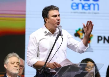 Ministro da Educação diz que professor tem que ser bem remunerado