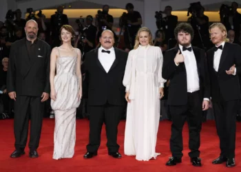 “Bugonia” levou o absurdismo de Yorgos Lanthimos e as teorias da conspiração ao Tribeca Lisboa