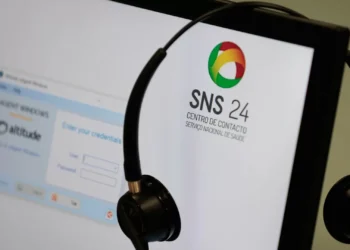 Ministra admite que número de chamadas por atender na Linha de Saúde 24 é “muito elevado”