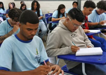 Beneficiário do Pé-de-Meia ganha R$ 200 se fizer dois dias de Enem